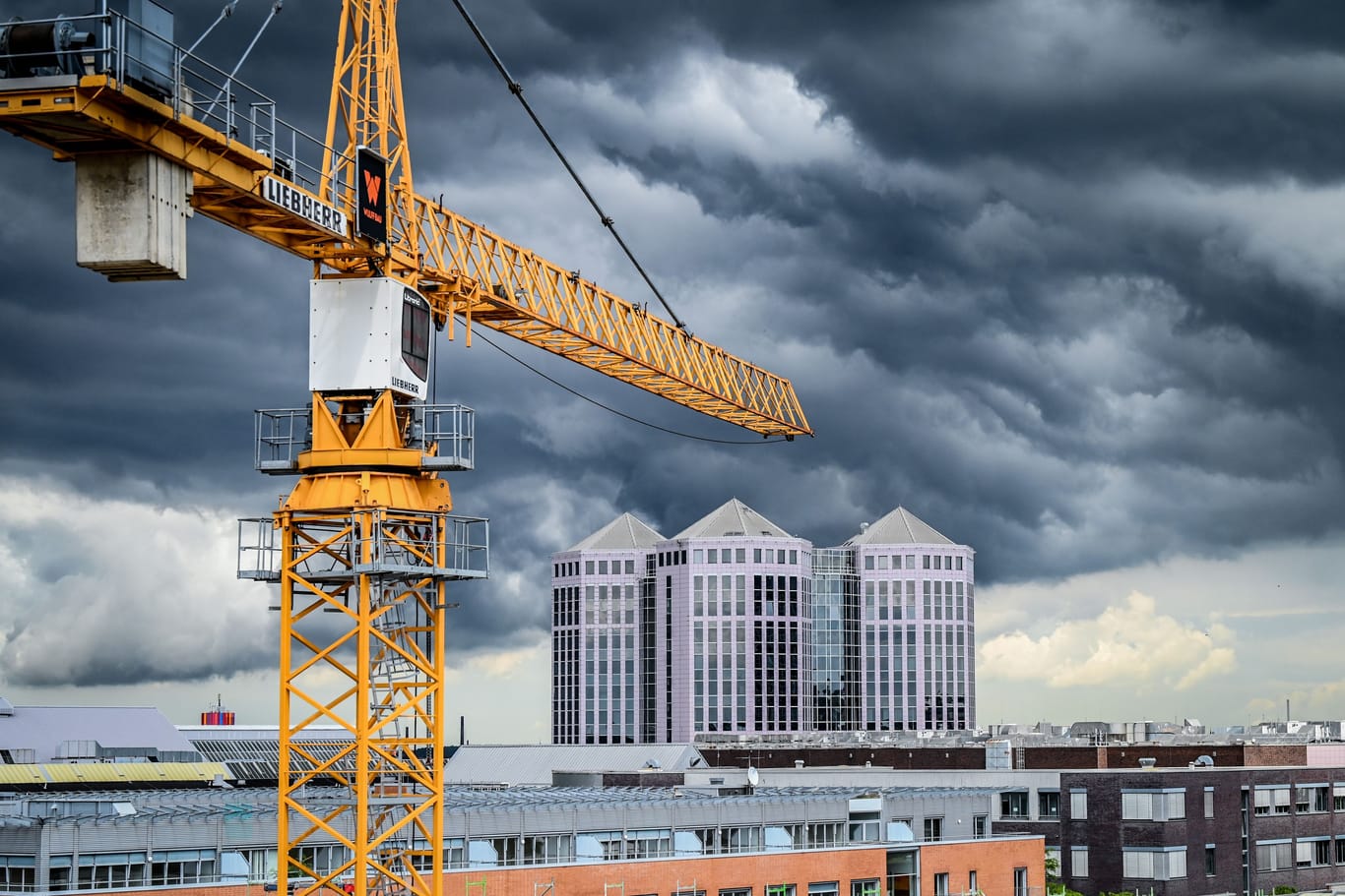 Dichte Regenwolken über Essen (Symbolfoto): Es wird wieder nass im Ruhrgebiet.