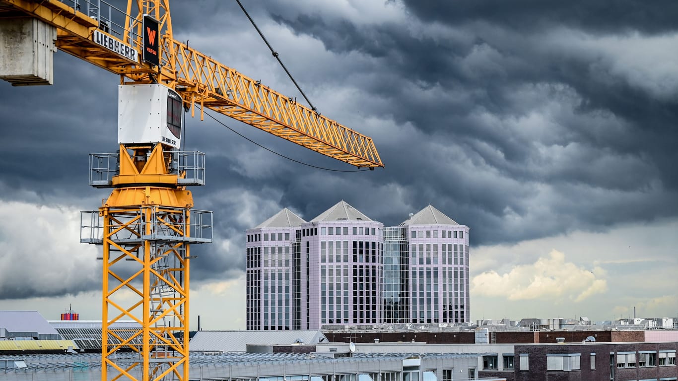 Dichte Regenwolken über Essen (Symbolfoto): Es wird wieder nass im Ruhrgebiet.