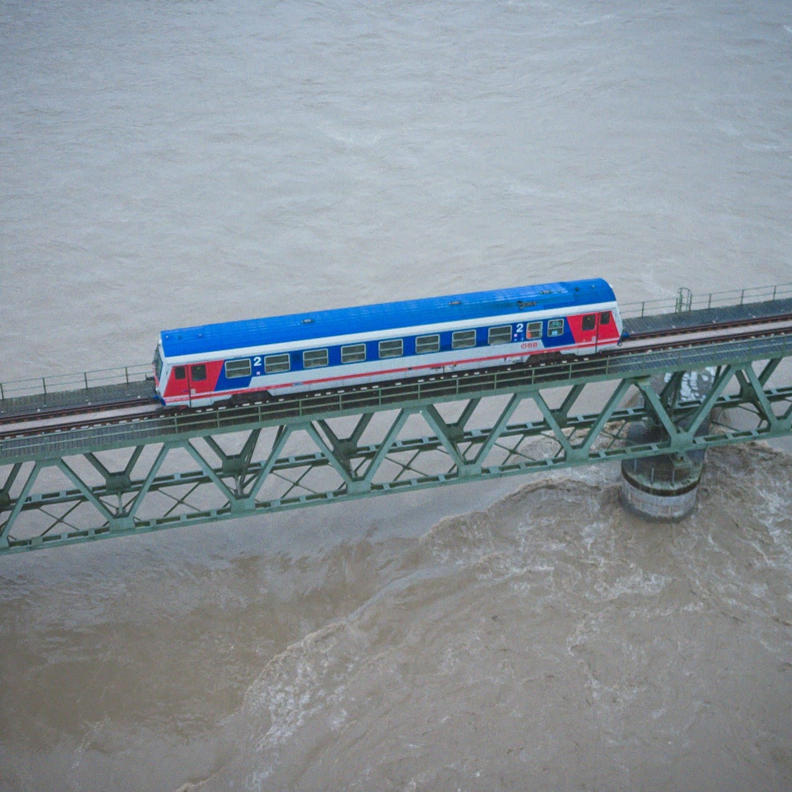 Zug der ÖBB bei Hochwasser (Archivbild): In Österreich werden die Fahrgäste aufgerufen, am Wochenende auf Fahrten zu verzichten.