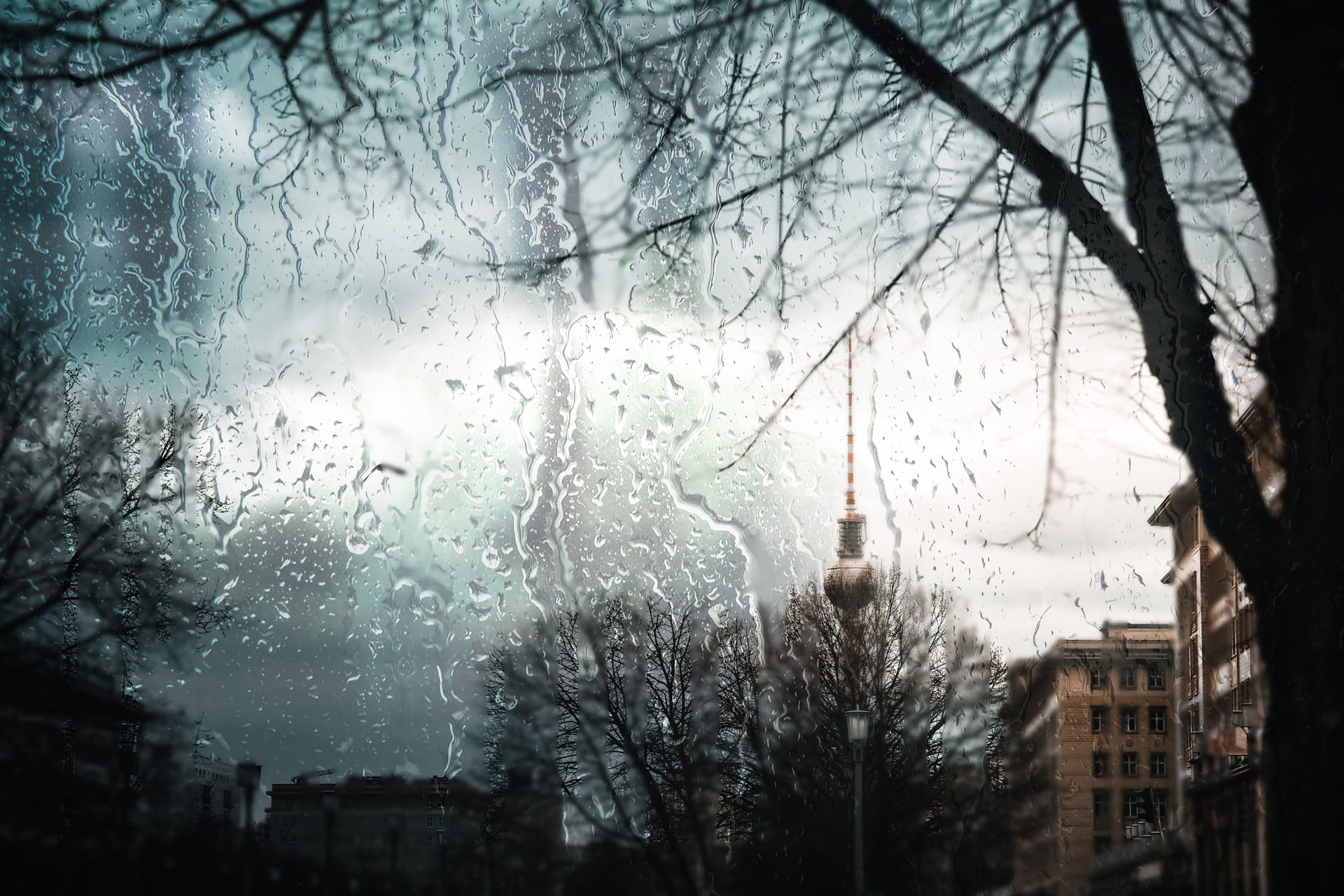 Berlin bei Regenwetter (Symbolbild): In der Hauptstadt sind Regenschauer und Gewitter angesagt.