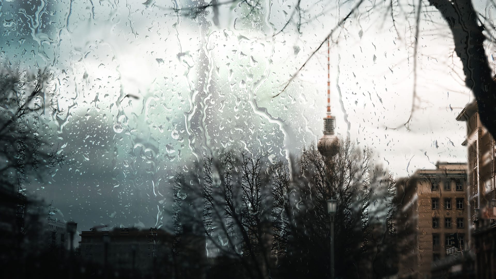 Berlin bei Regenwetter (Symbolbild): In der Hauptstadt sind Regenschauer und Gewitter angesagt.