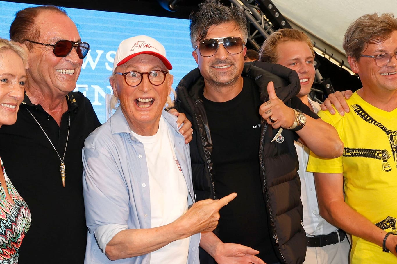 Otto und "Chico" (Mitte) beim Sommerfest der Walentowski-Galerien: Den bunten Abend verließ er mit einem 40.000-Euro-Bild.