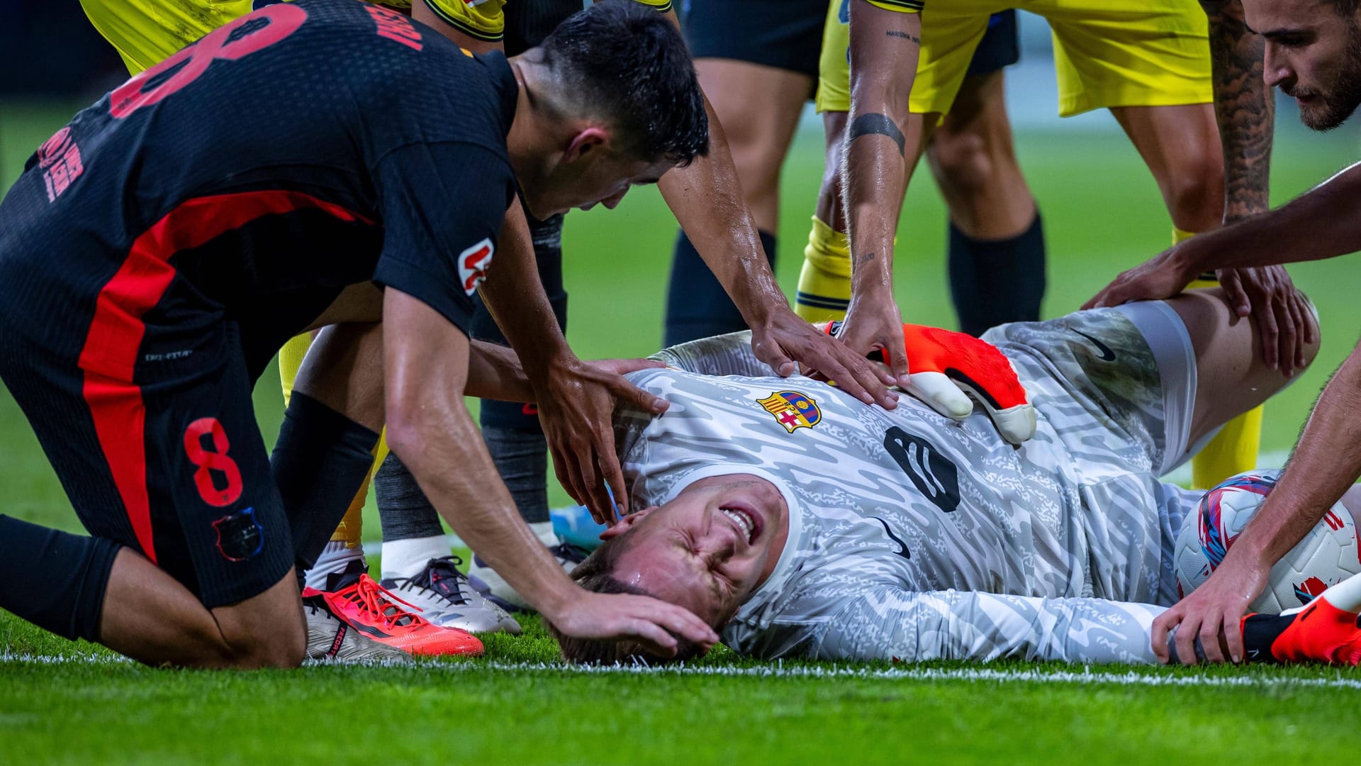 Marc-André ter Stegen am Boden: Der deutsche Nationaltorhüter hat sich die Patellasehne im Knie gerissen.