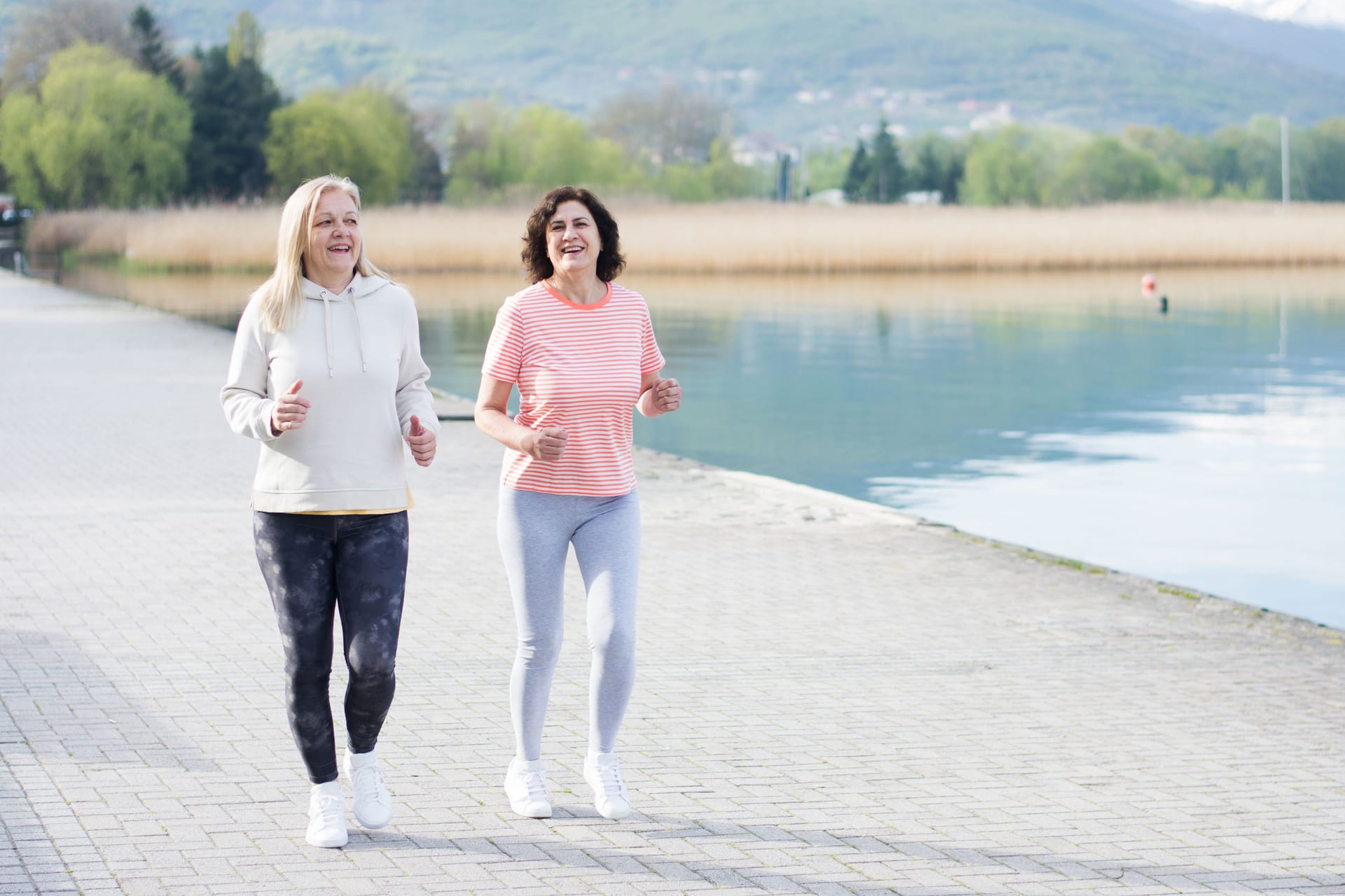 Zwei Frauen mittleren Alters beim Joggen.