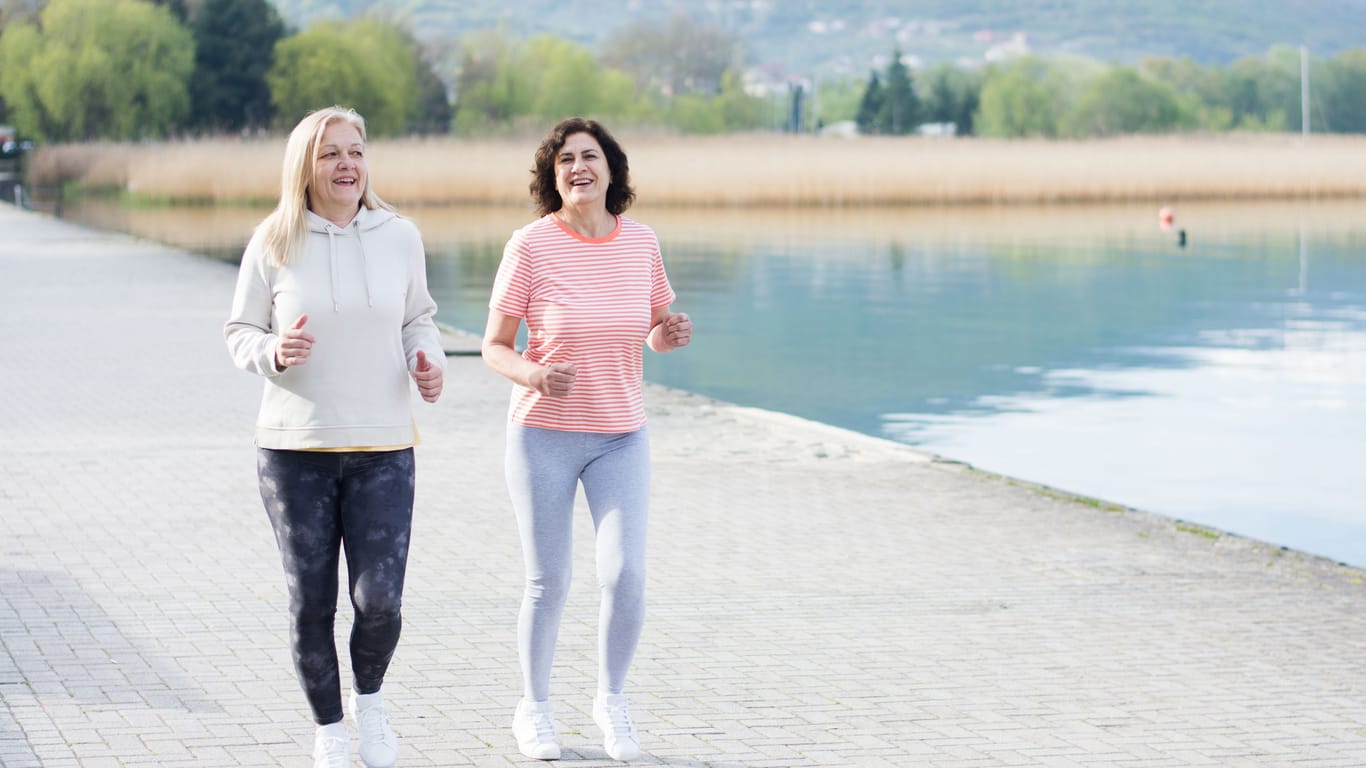 Zwei Frauen mittleren Alters beim Joggen.