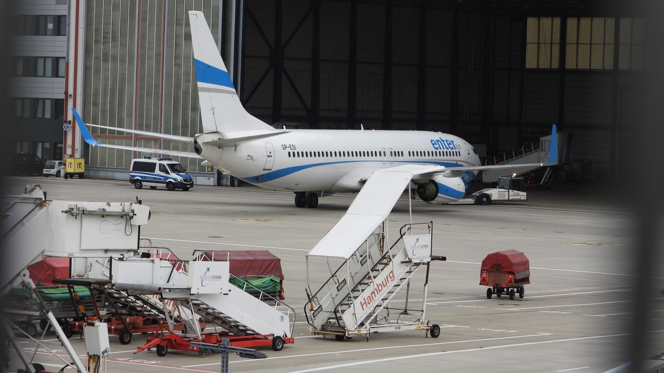 Ein Flugzeug mit abgelehnten Asylbewerbern in Hamburg: Die Stadt hat am Dienstag sieben Menschen abgeschoben.