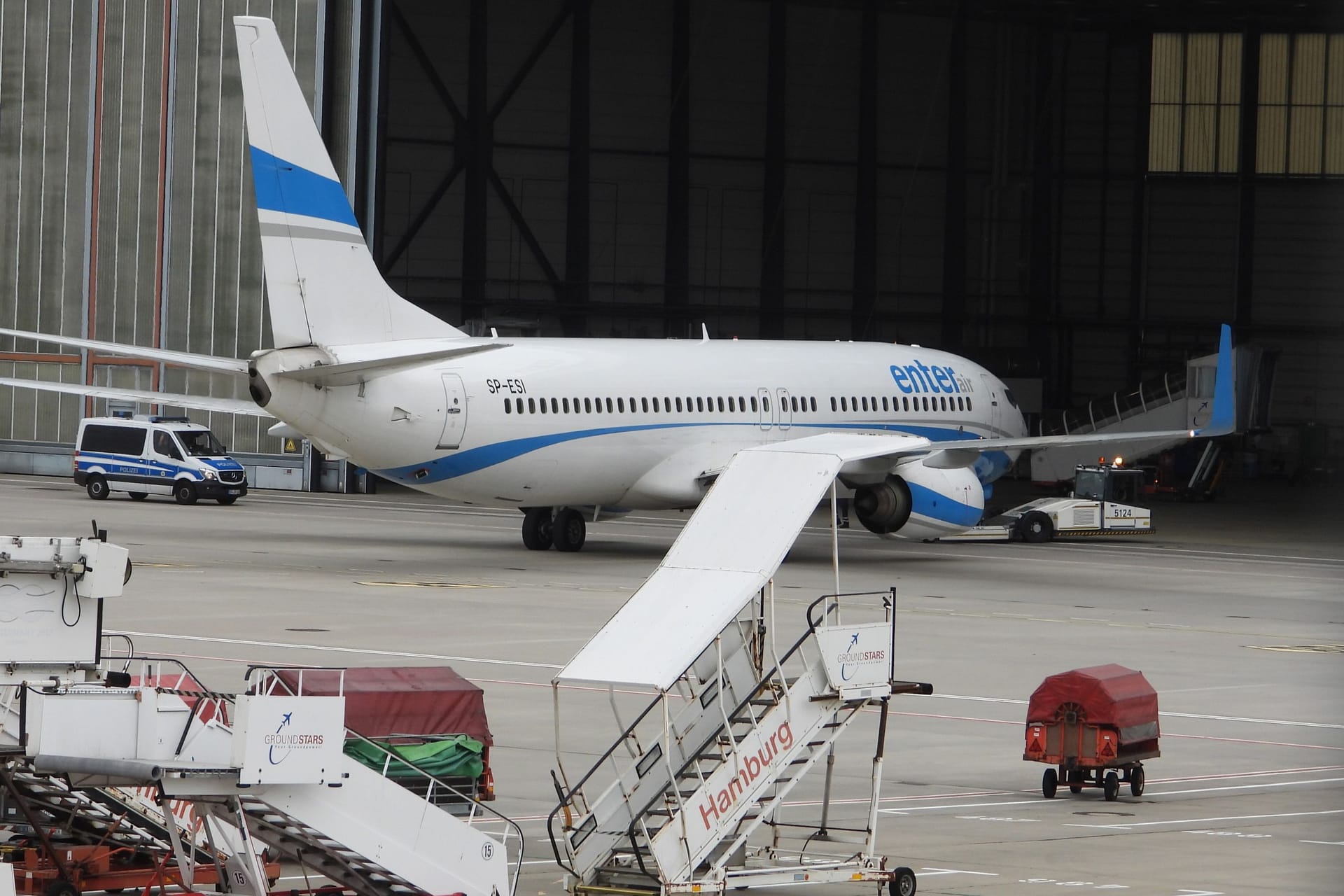 Ein Flugzeug mit abgelehnten Asylbewerbern in Hamburg: Die Stadt hat am Dienstag sieben Menschen abgeschoben.