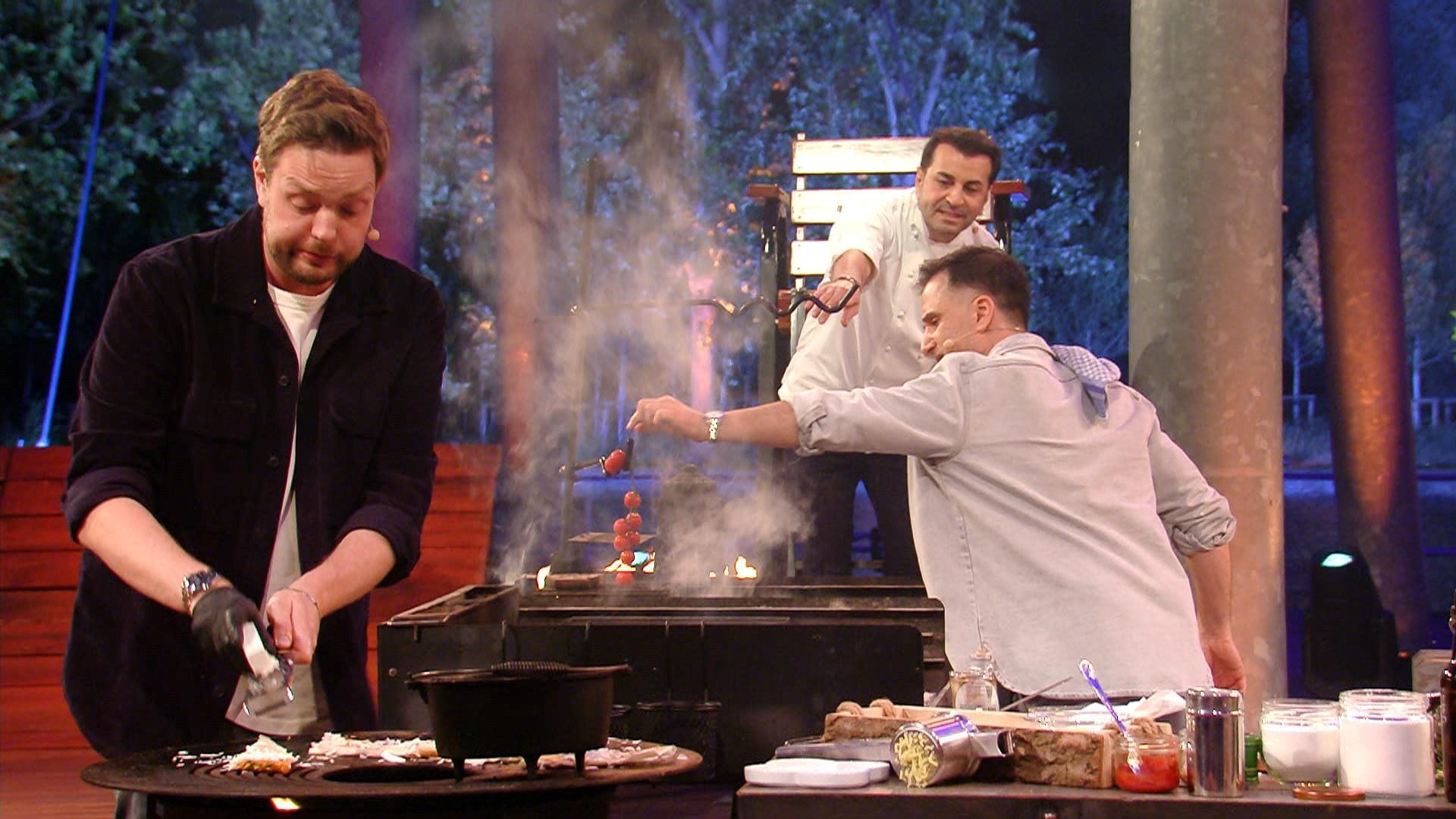 Bastian Bielendorfer (vorne), Ali Güngörmüs und Özcan Cosar (r.) in der Sendung "Grill den Henssler - Sommer Special".