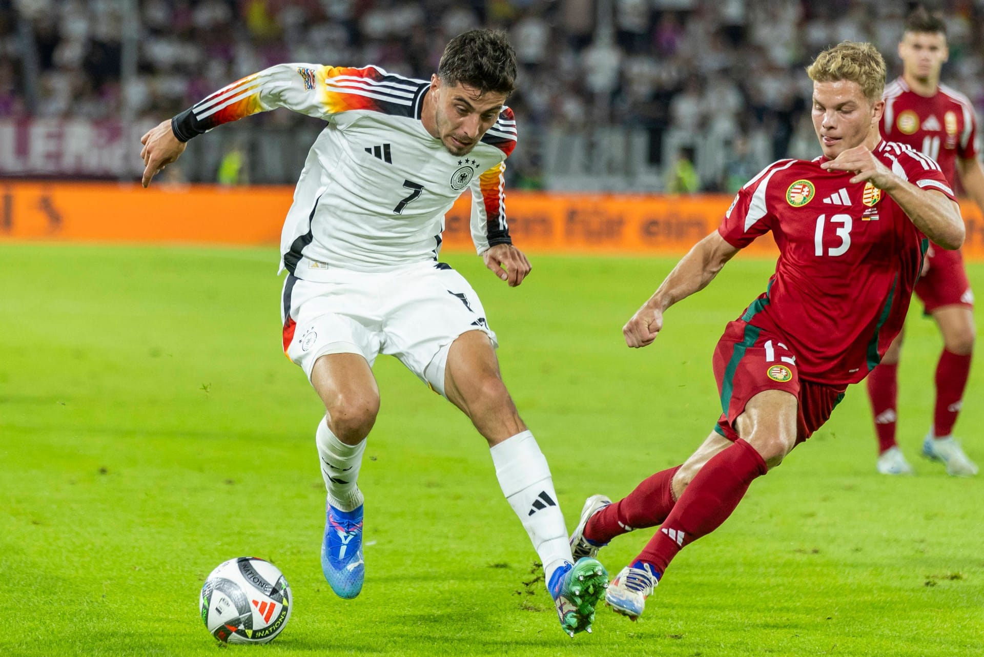 Kai Havertz: Agierte als hängende Spitze etwas tiefer, ließ sich auch verstärkt fallen und bekam von den Ungarn zu Beginn immer wieder auf die Socken (9.). Kombinierte immer wieder schön mit Wirtz und Musiala. Hätte zweimal auf 2:0 stellen müssen, scheiterte erst per Kopf aber an der Latte (33.) und zielte kurz vor Pausentee am Pfosten vorbei (45.). Traf später nochmal die Latte (72.), durfte dann erst vom Punkt jubeln (81.). Muss an seiner Chancenverwertung arbeiten, trotzdem ein guter Auftritt. Note 2