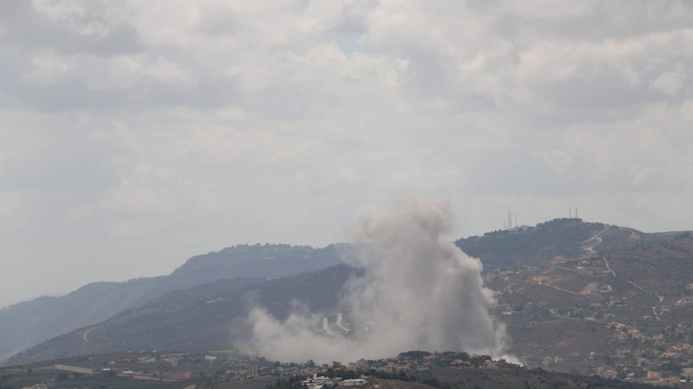 Rauch steigt nach einem israelischen Angriff im Süden des Libanon auf (Archivbild): Die Regierung in Beirut warnt vor einer Eskalation.