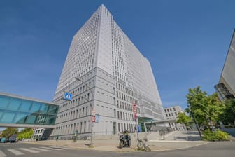 Bettenhochhaus der Charite in Berlin-Mitte: Hier stellte der Mann sein Auto ab und flüchtete zu Fuß.