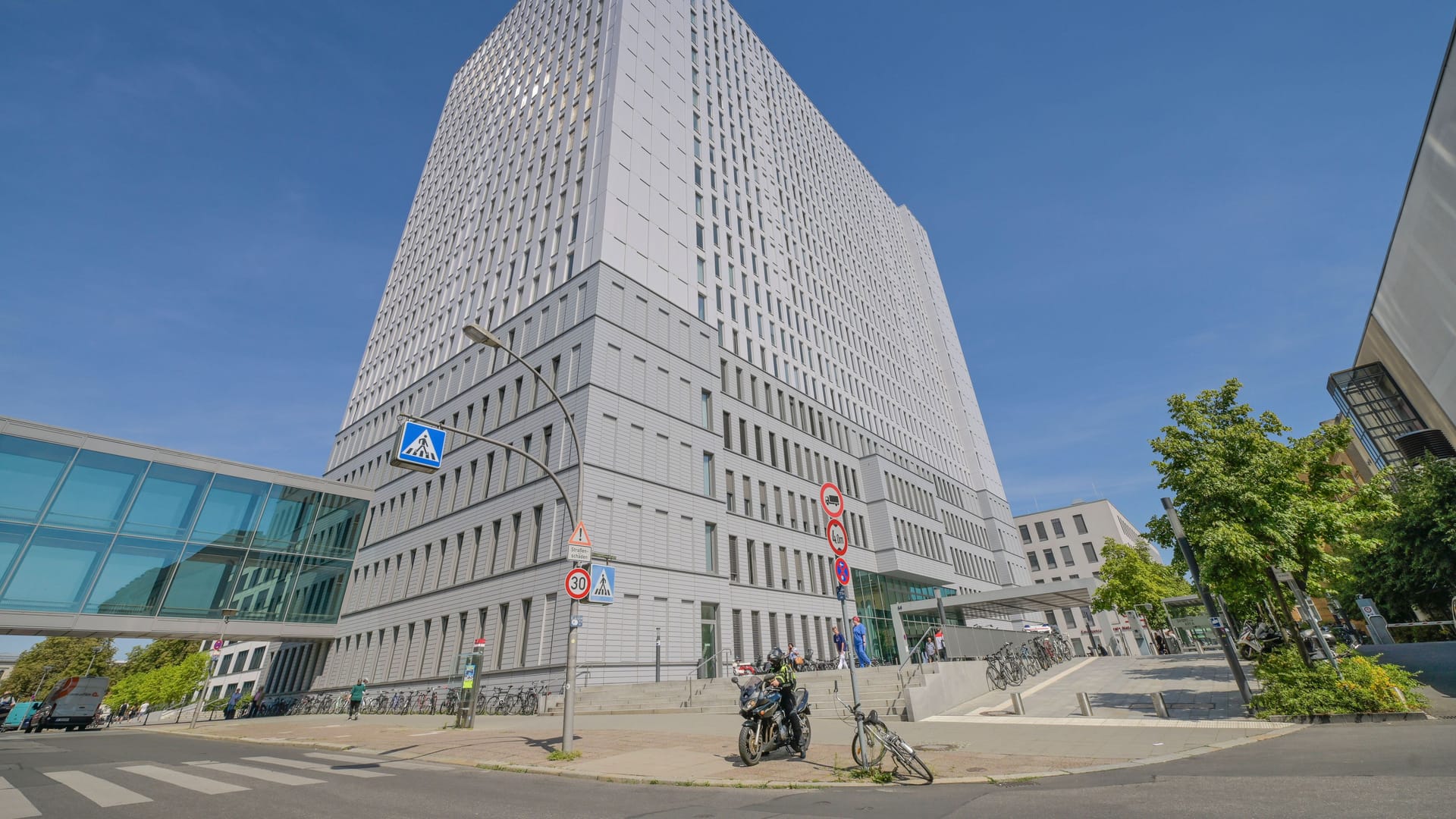 Bettenhochhaus der Charite in Berlin-Mitte: Hier stellte der Mann sein Auto ab und flüchtete zu Fuß.