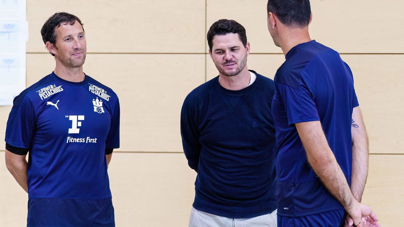 Sebastian Frecke (m.) neben Trainer Torsten Jansen (l.) und Co-Trainer Blazenko Lackovic: Der HSVH-Geschäftsführer geht nach zehn Jahren im Amt.