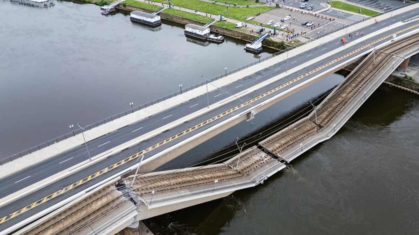 Teile der Carolabrücke über der Elbe sind eingestürzt, dahinter ist die Staatskanzlei zu sehen.