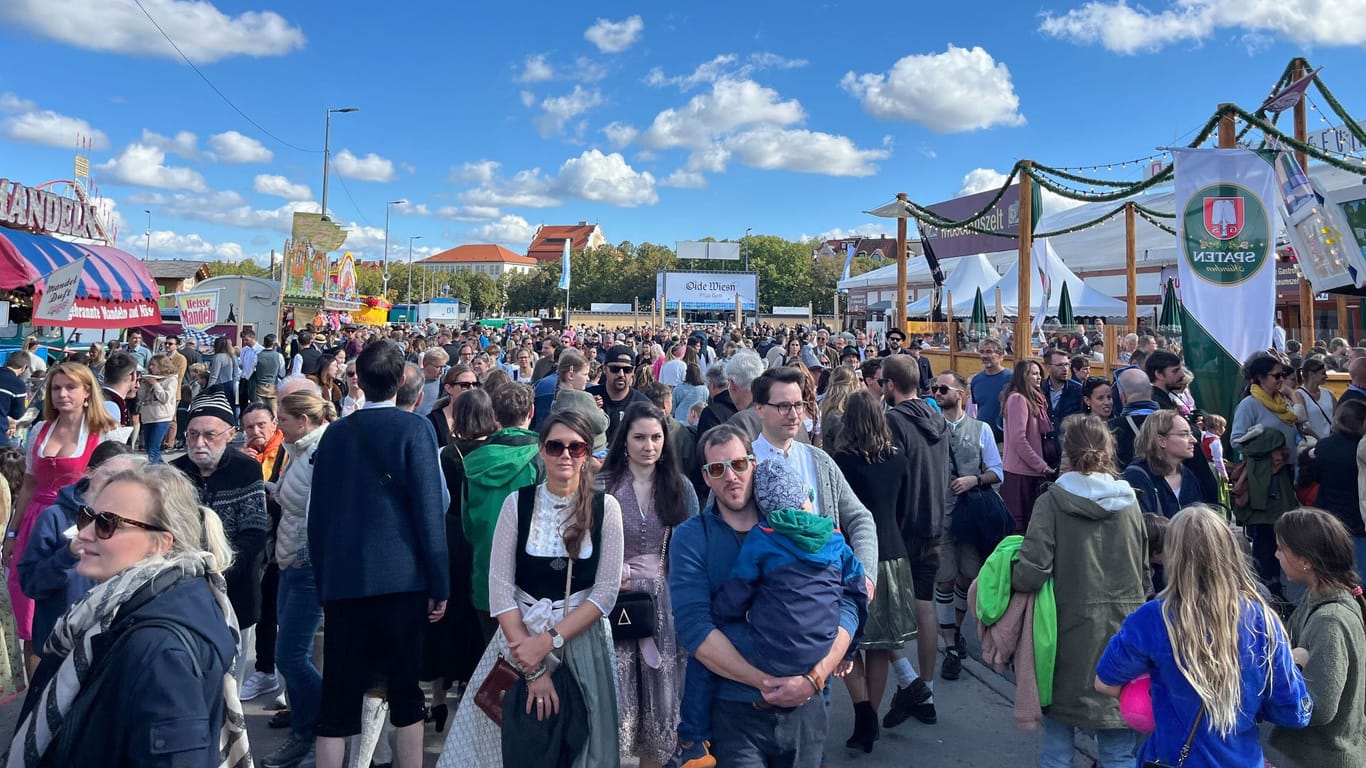 Die Oide Wiesn am Sonntag: Die Leute kommen kaum noch durch.