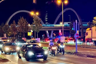 Die Motorradfahrerin stürzte am Donnerstagabend von der Hochbrücke in die Tiefe.