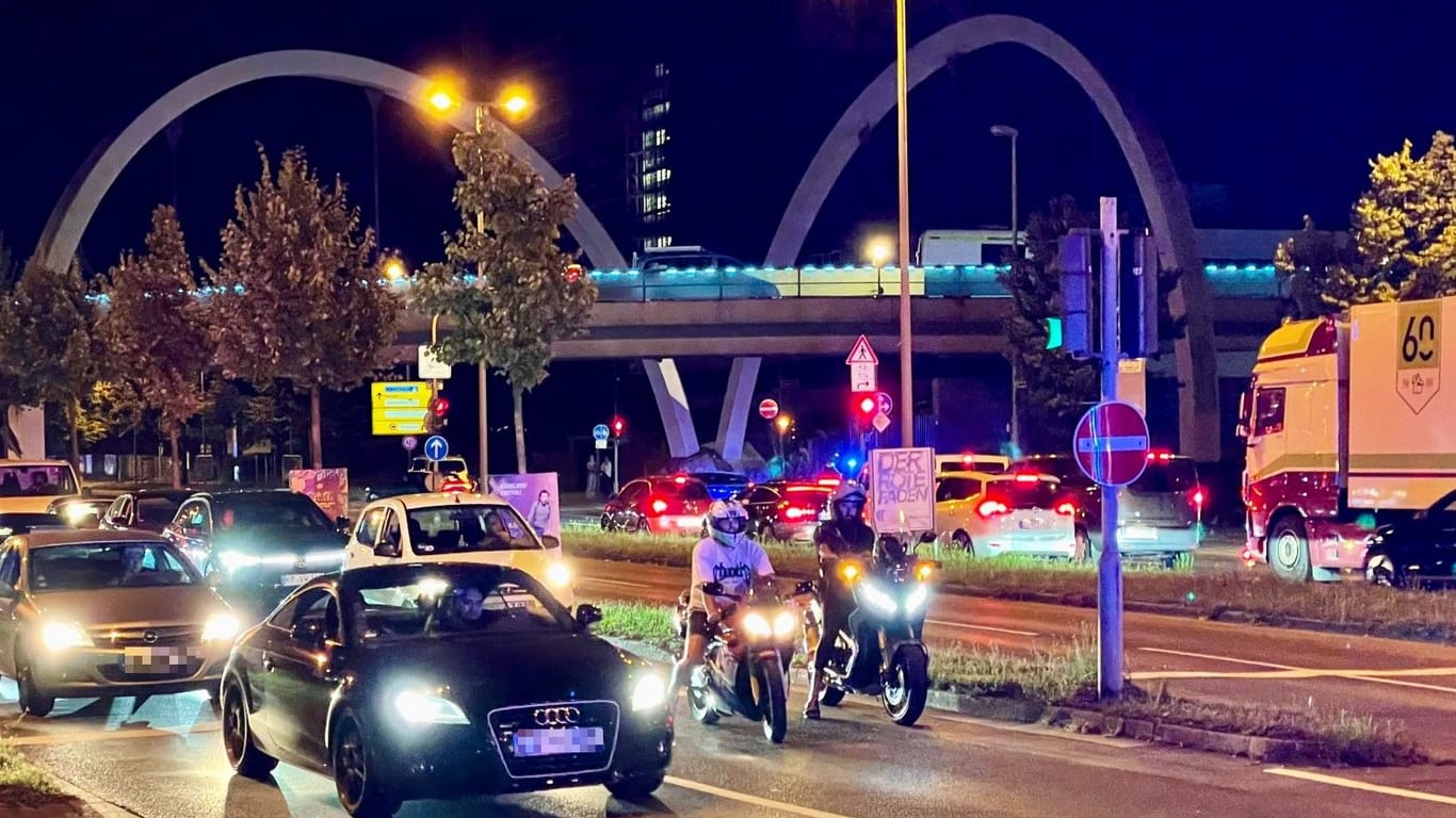 Die Motorradfahrerin stürzte am Donnerstagabend von der Hochbrücke in die Tiefe.