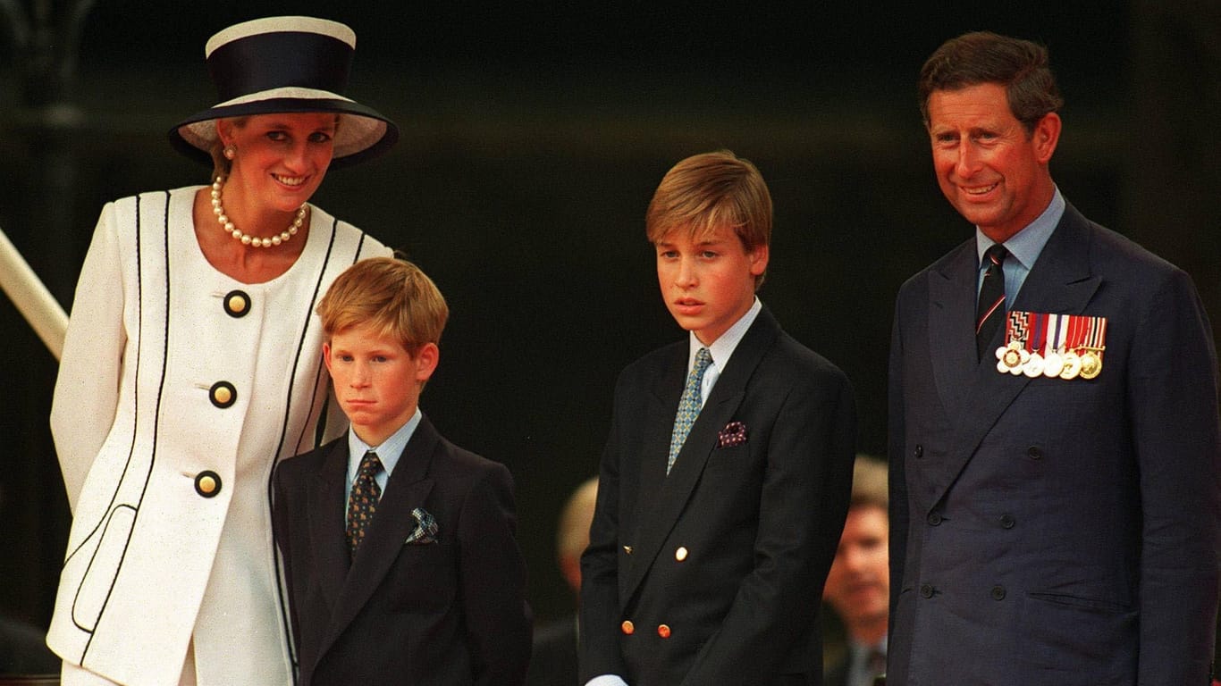 Prinzessin Diana, Prinz Harry, Prinz William und Prinz Charles im Jahr 1995