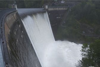 Talsperre Dobra in Niederösterreich läuft unkontrolliert über.