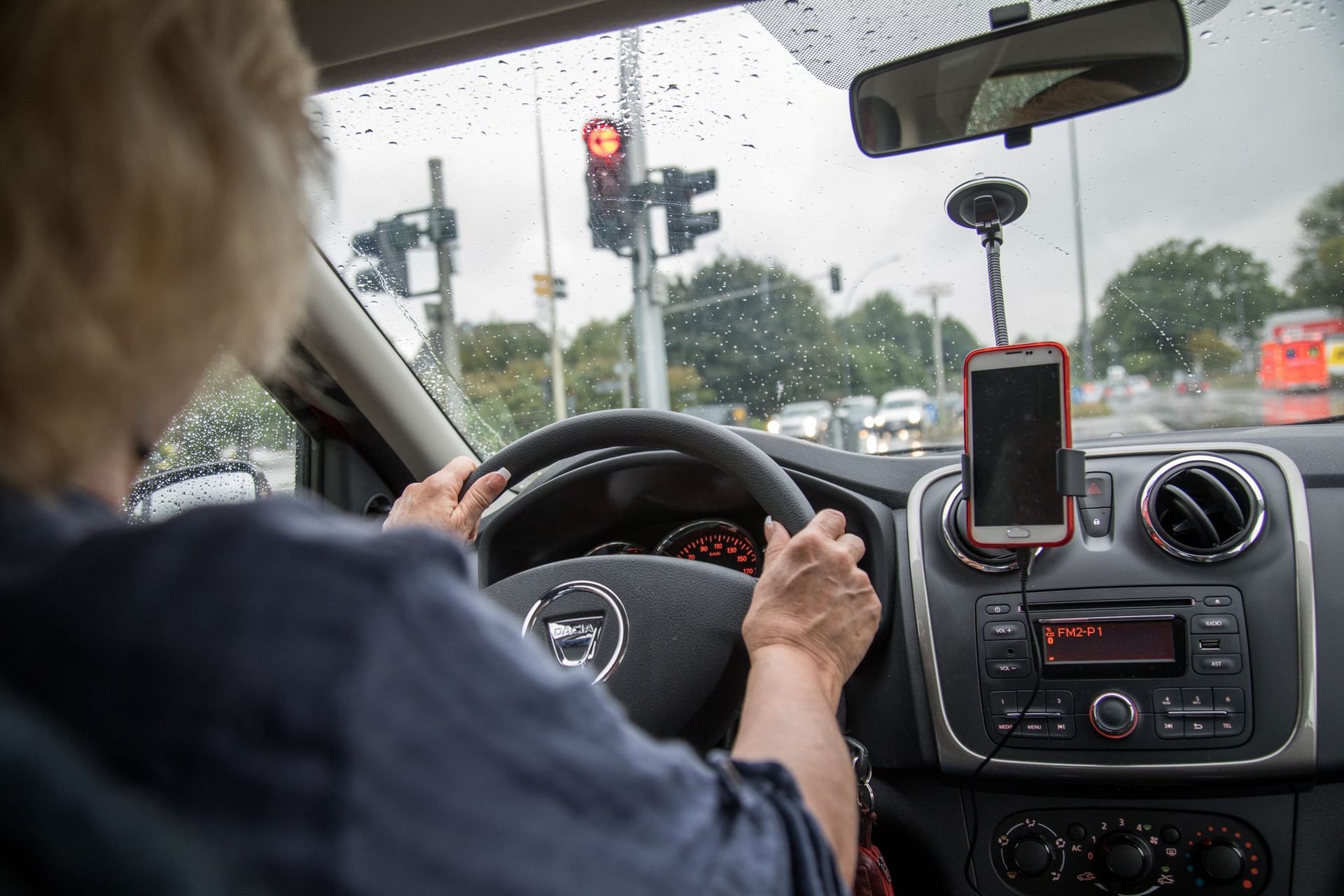 Eine Frau sitzt im Auto