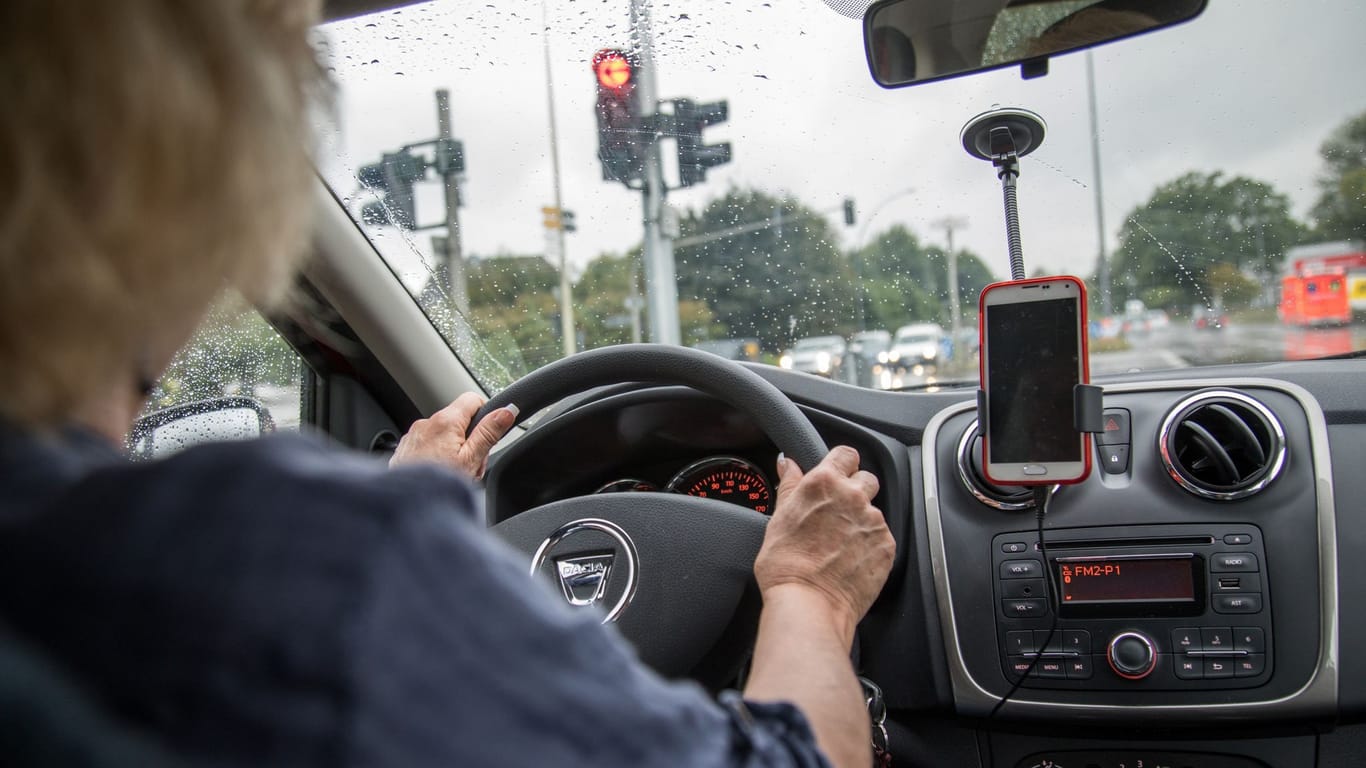 Eine Frau sitzt im Auto