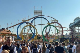 Olympia Looping: Es ist die größte transportable Achterbahn der Welt.