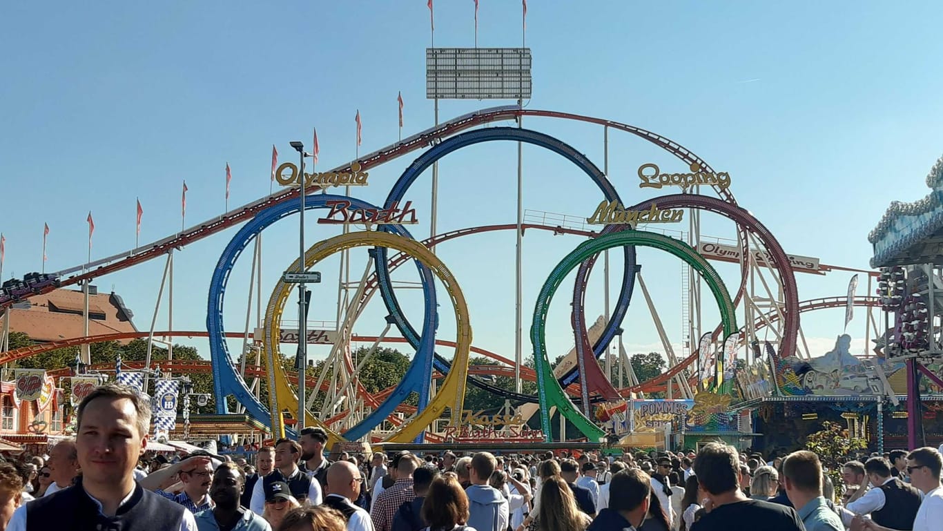 Olympia Looping: Es ist die größte transportable Achterbahn der Welt.