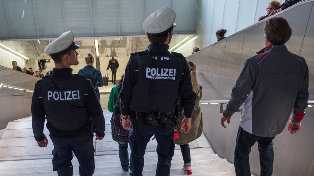 Bundespolizisten neben der Rolltreppe am Hauptbahnhof München (Symbolbild): Die 81-Jährige erlitt ein Schädel-Hirn-Trauma.