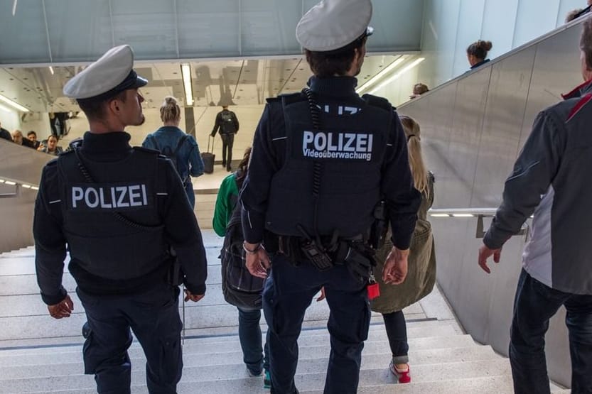 Bundespolizisten neben der Rolltreppe am Hauptbahnhof München (Symbolbild): Die 81-Jährige erlitt ein Schädel-Hirn-Trauma.