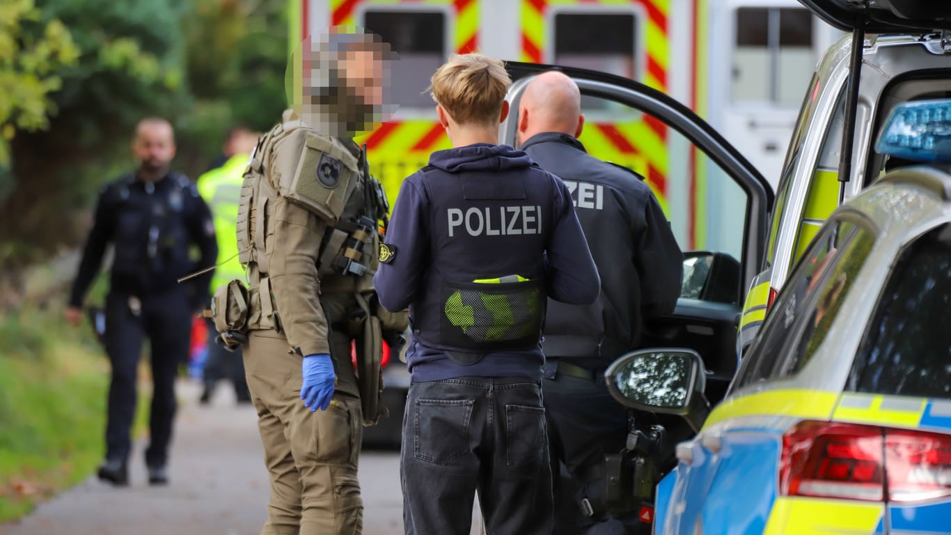 Einsatzkräfte besprechen sich: In Tangstedt bei Hamburg ist die Festnahme eines Mannes eskaliert.