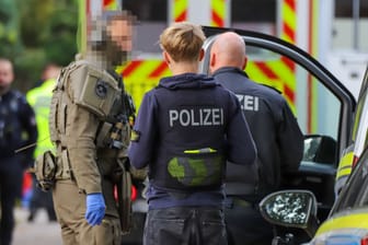 Einsatzkräfte besprechen sich: In Tangstedt bei Hamburg ist die Festnahme eines Mannes eskaliert.