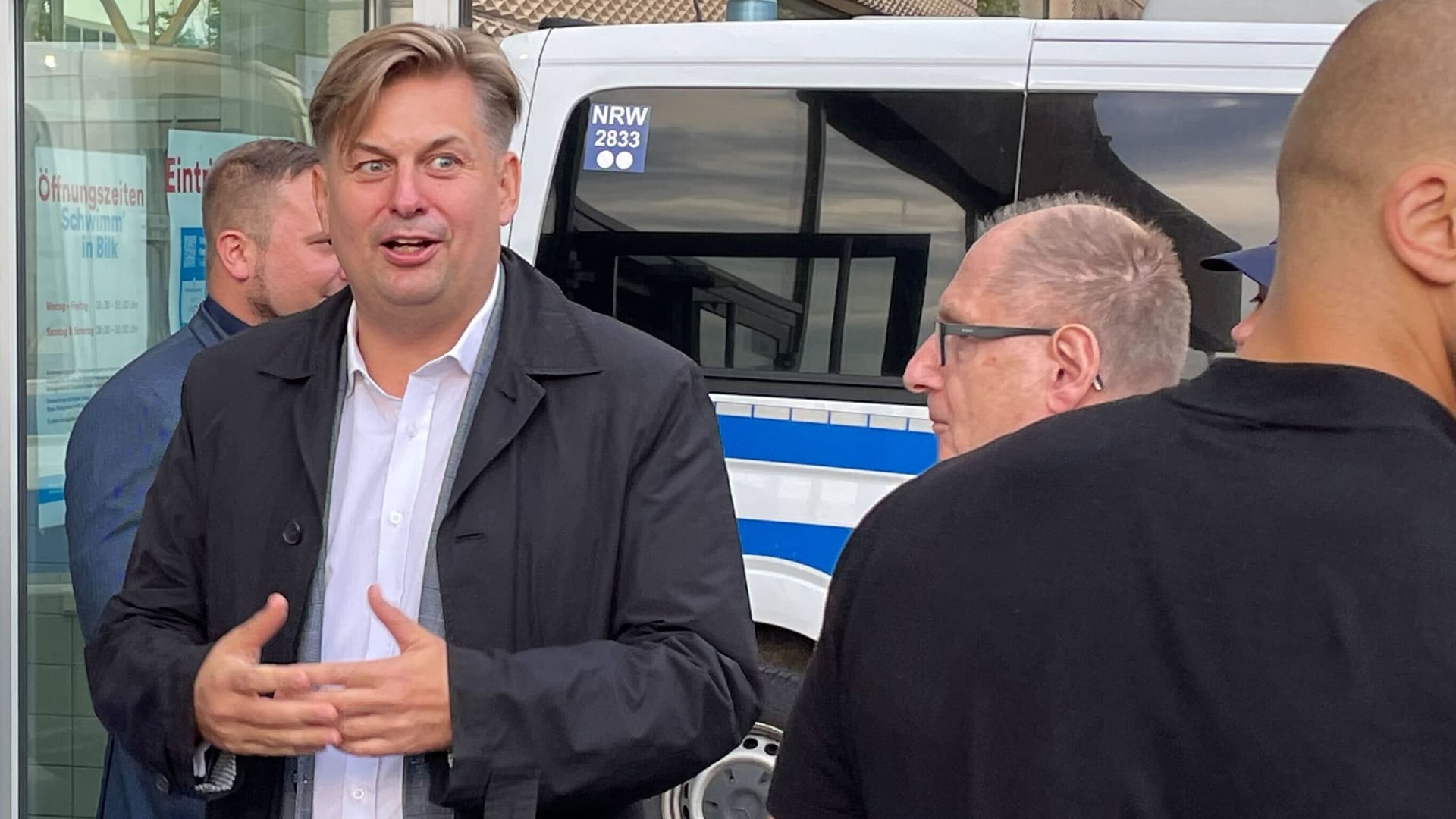 AfD-Politiker Maximilian Krah in Düsseldorf: Nicht alle freuten sich über seinen Besuch.