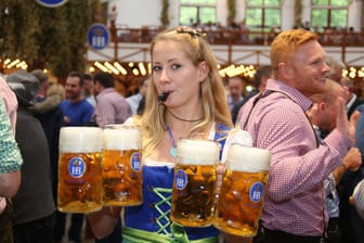 Oktoberfest (Archivbild): Auf der Wiesn gibt es ein massives Problem mit übergriffigen Männern.