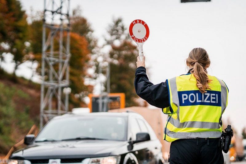 Bundesweite Grenzkontrollen: An der A44 verurteilt die Polizei eine Einschleusung.