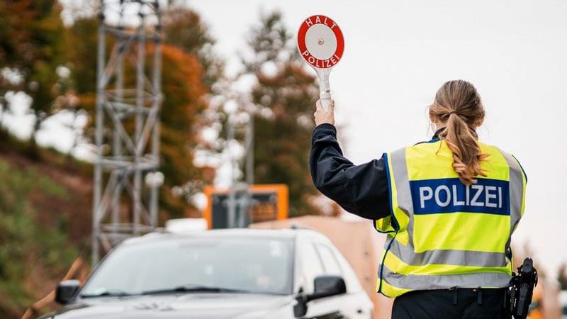 Bundesweite Grenzkontrollen: An der A44 verurteilt die Polizei eine Einschleusung.