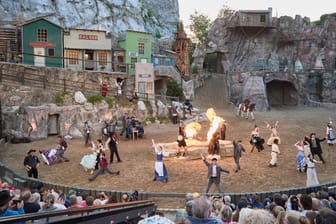 Darsteller stehen während der Premiere von "Winnetou II – Ribanna und Old Firehand": Eine Frau kollabierte während der Festspiele.