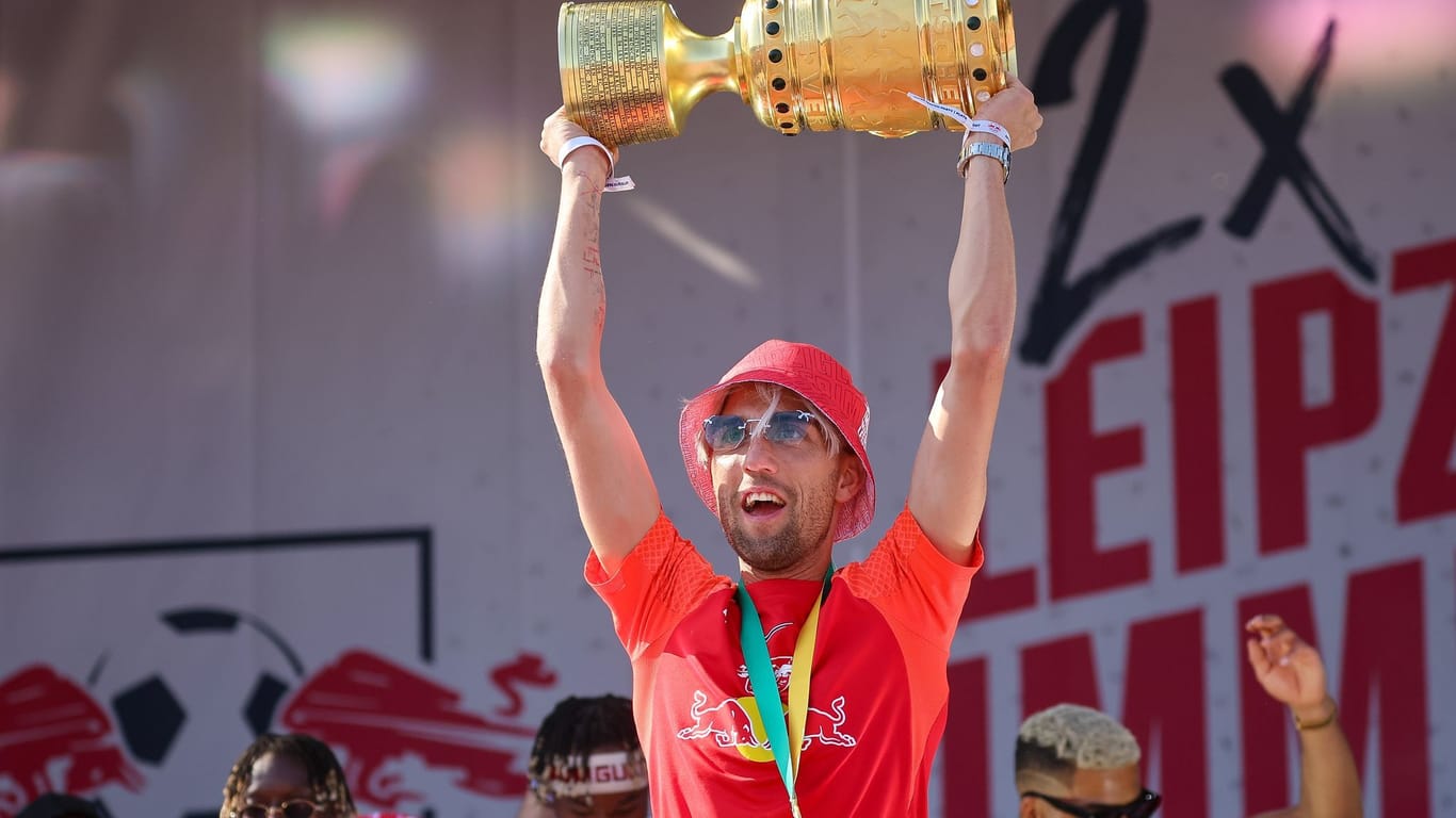 Kevin Kampl mit dem DFB-Pokal