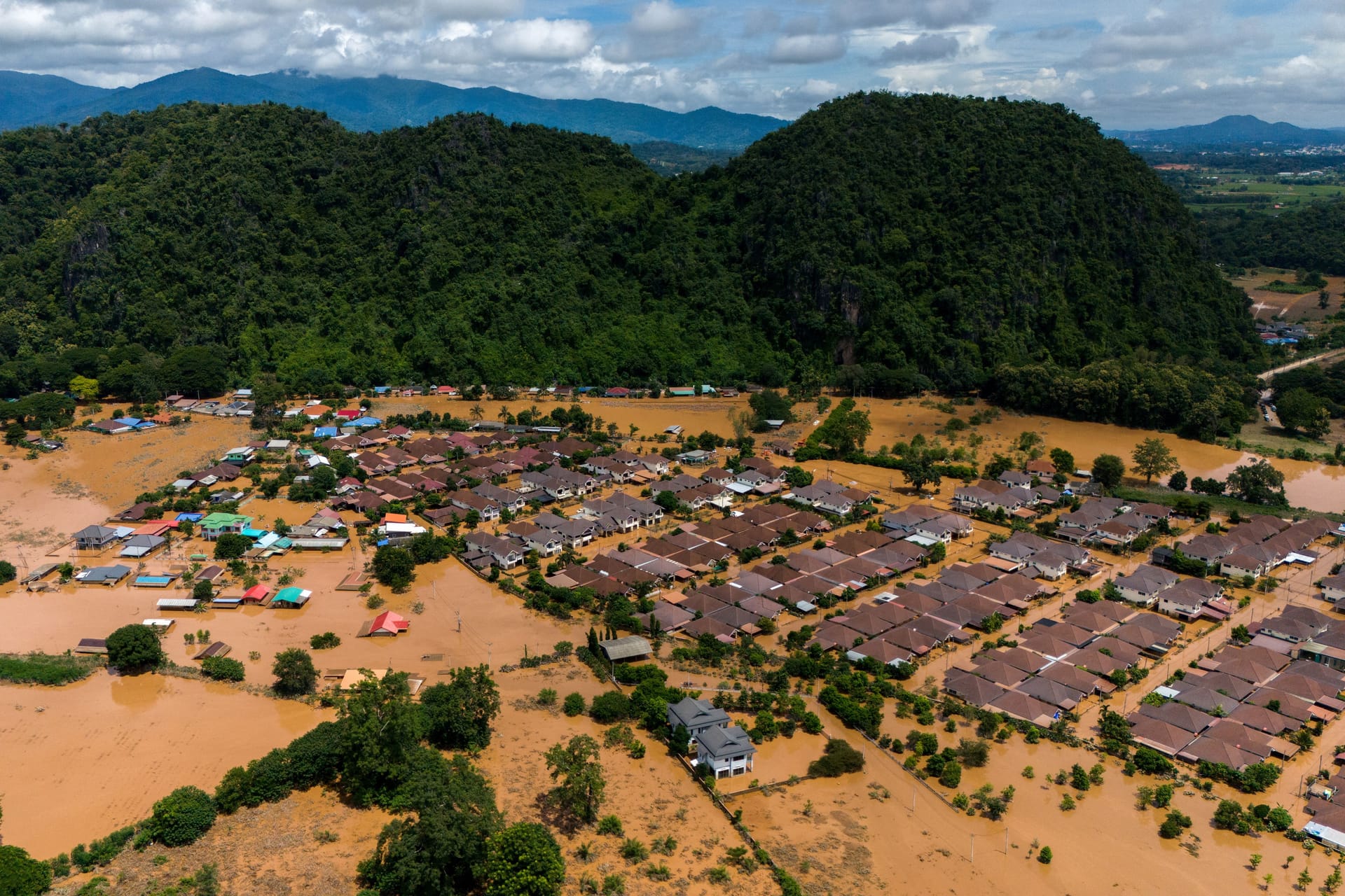 Ein Bild aus Chiang Rai, ebenfalls im Norden von Thailand: Die Stadt steht komplett unter Wasser.