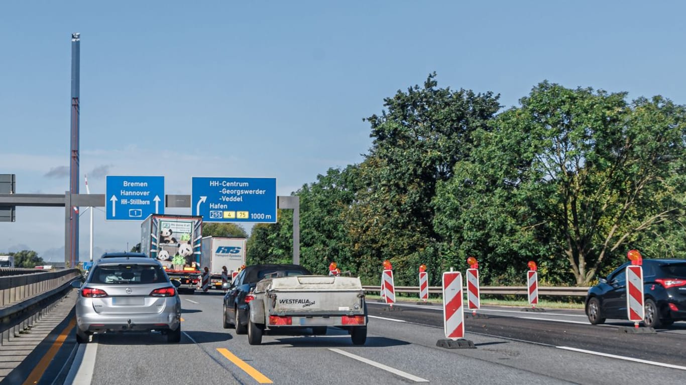 Autos fahren über die Norderelbbrücke in Hamburg: Ein Schaden am Tragwerk macht eine zusätzliche Sperrung erforderlich.