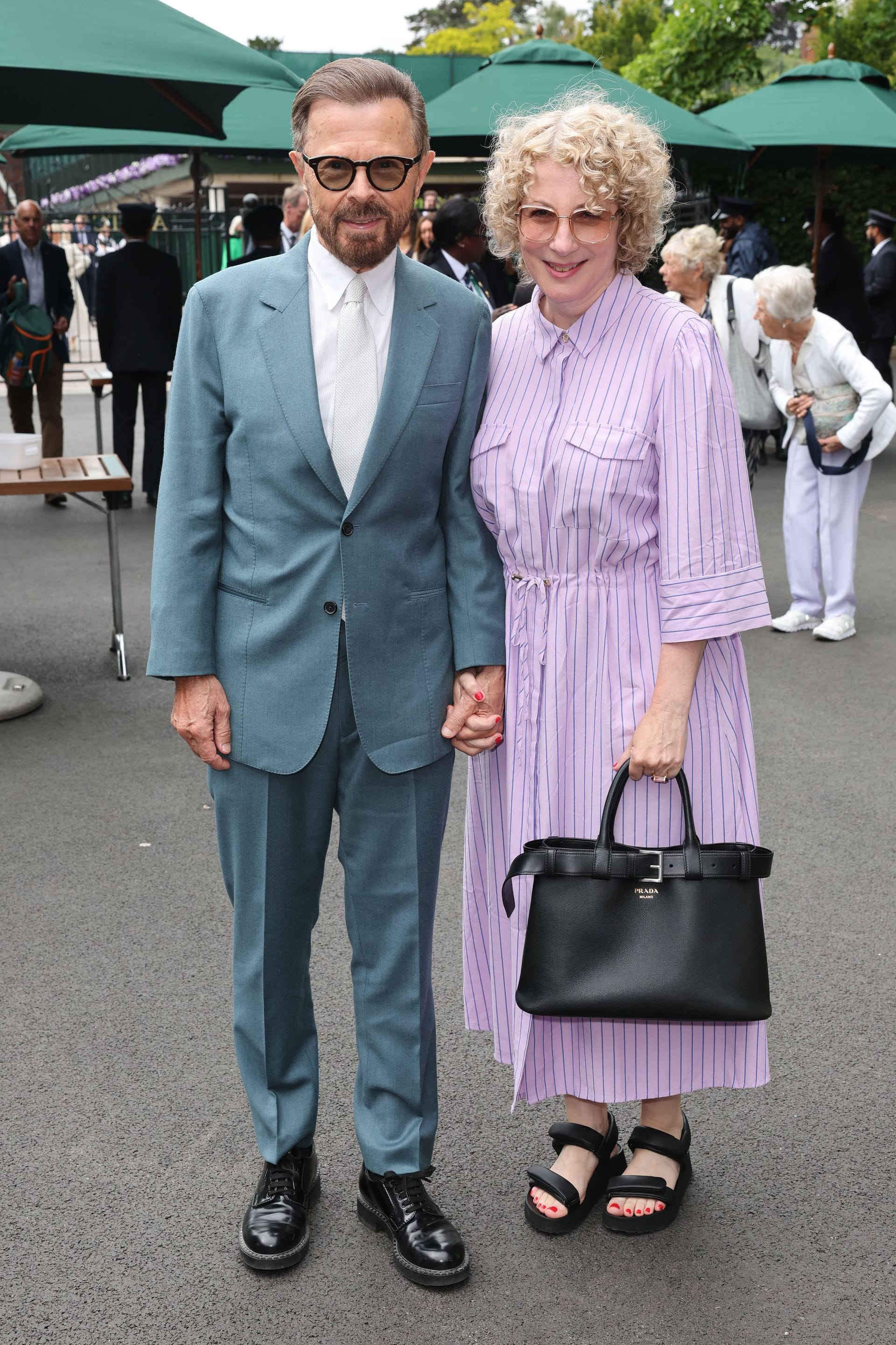 Bjorn Ulvaeus und Christina Sas posieren Hand in Hand für die Fotografen.