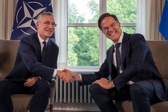 Jens Stoltenberg übergibt an Mark Rutte (r.).