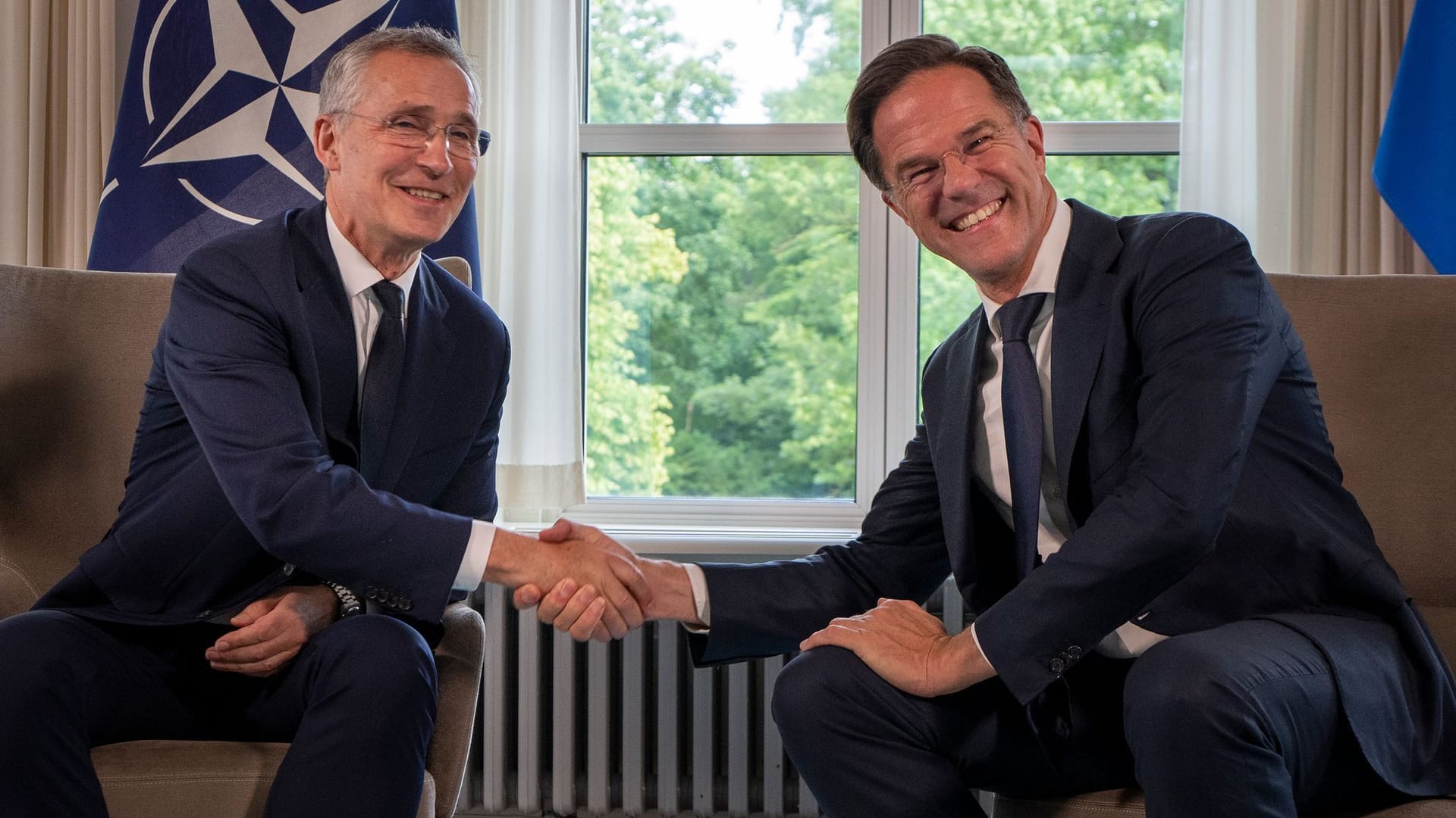 Jens Stoltenberg übergibt an Mark Rutte (r.).