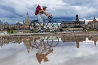 Bereits am Montag hatten sich nach Regenschauer mehrere Pfützen auf dem Dresdner Elberadweg gebildet: Zum Wochenende ist mit deutlich mehr Regen zu rechnen.