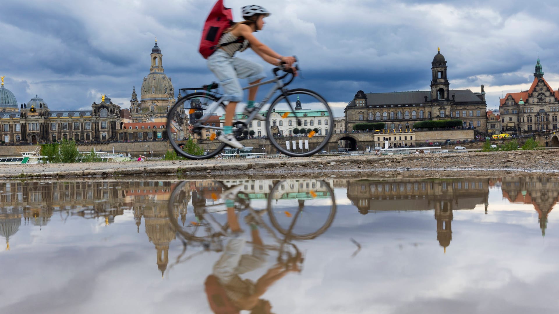 Bereits am Montag hatten sich nach Regenschauer mehrere Pfützen auf dem Dresdner Elberadweg gebildet: Zum Wochenende ist mit deutlich mehr Regen zu rechnen.