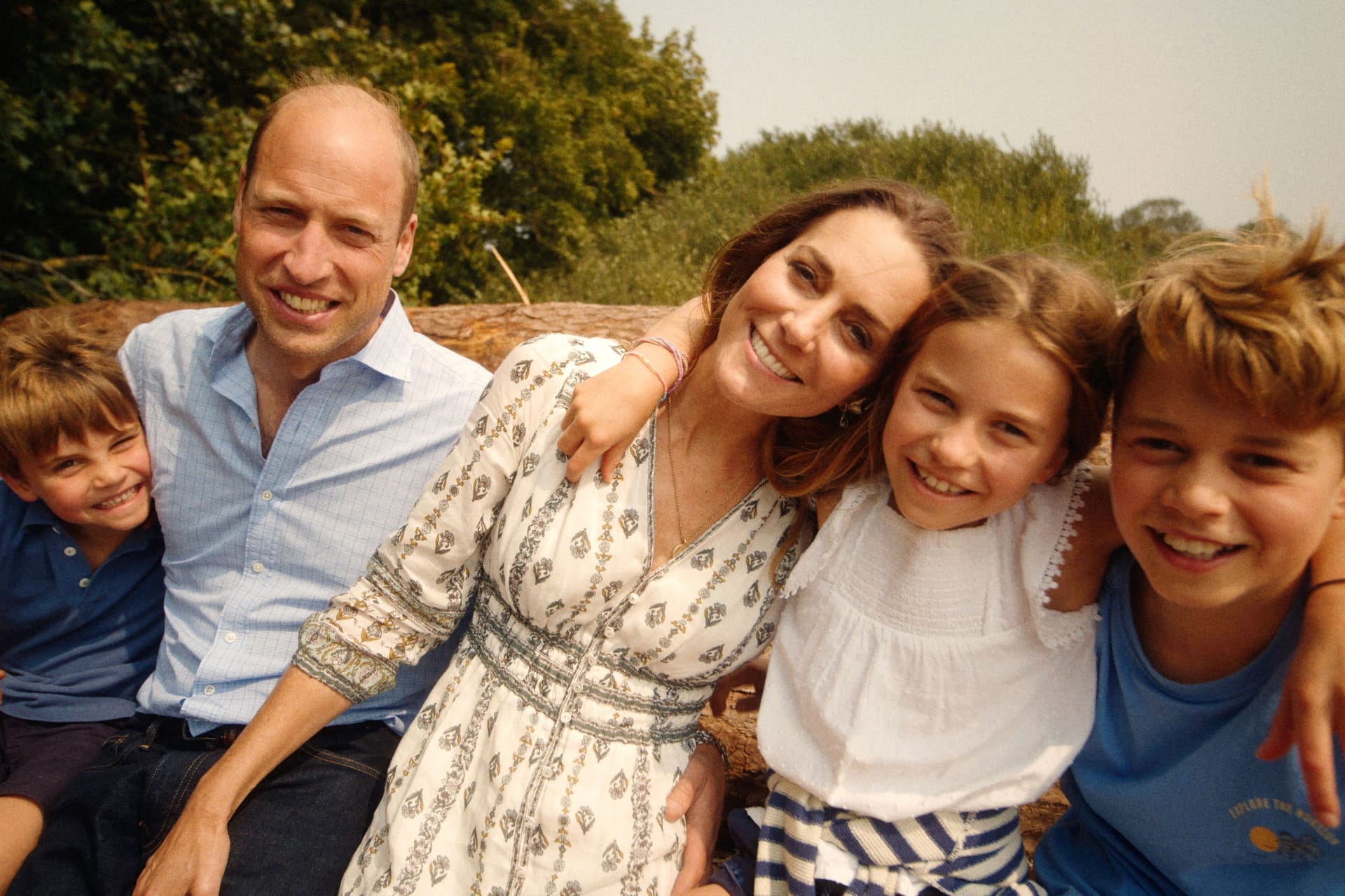 William, Kate und die gemeinsamen Kinder: In einem professionell inszenierten Video zeigt sich die Familie in Harmonie und Eintracht.