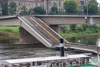 Teile der Carolabrücke über der Elbe sind eingestürzt.