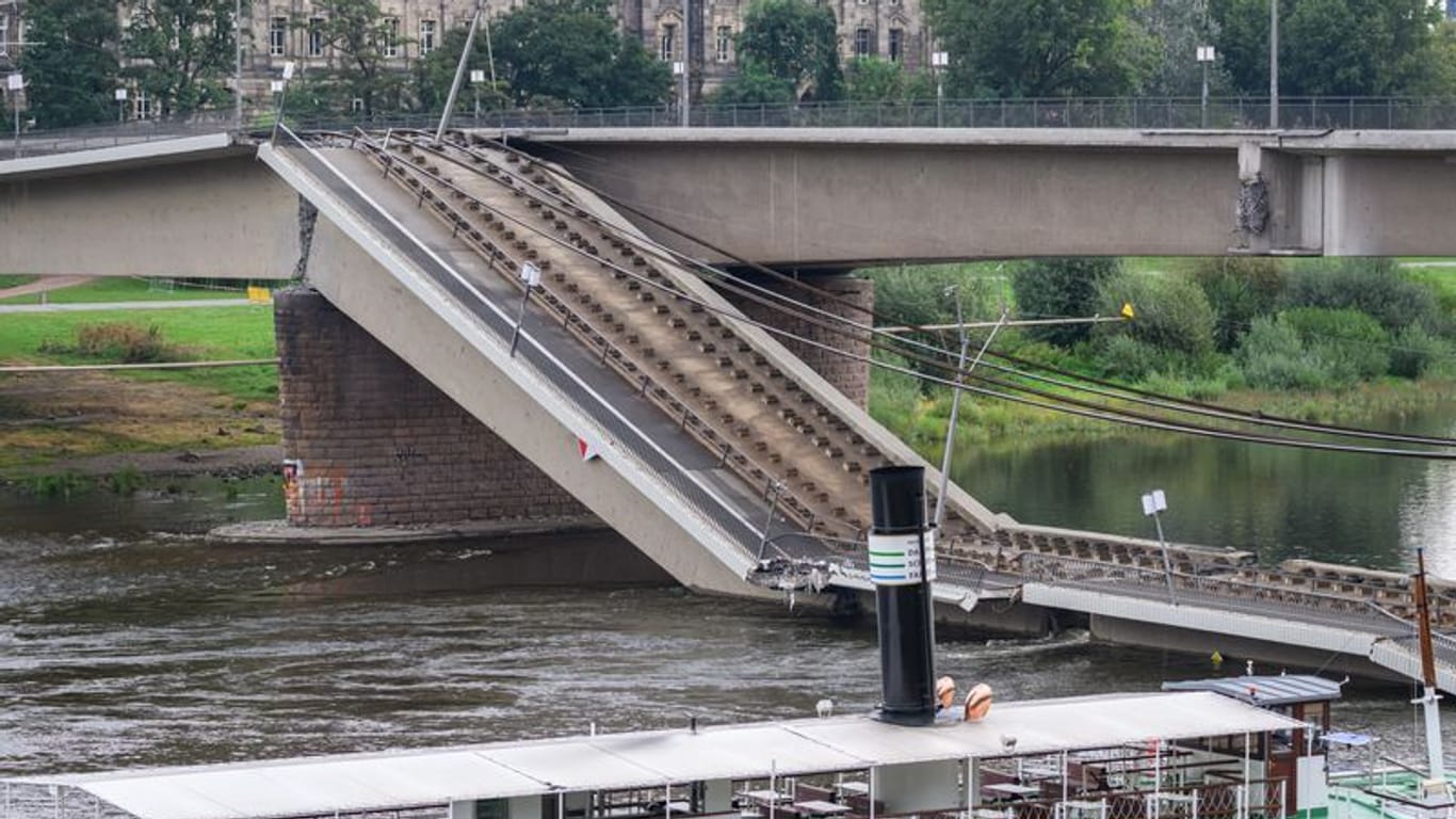 Teile der Carolabrücke über der Elbe sind eingestürzt.