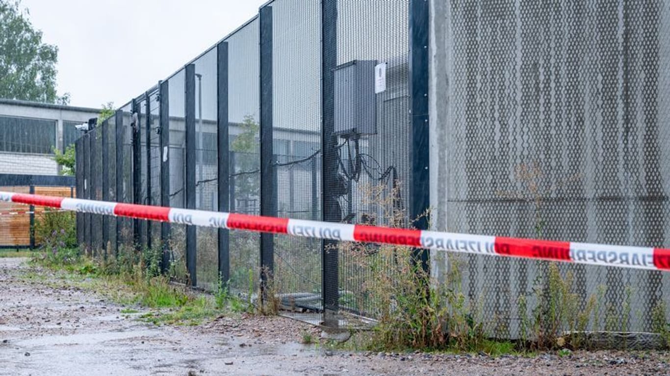 Ein Absperrband der Polizei ist vor einem Tor des Bezirkskrankenhauses Straubing angebracht.