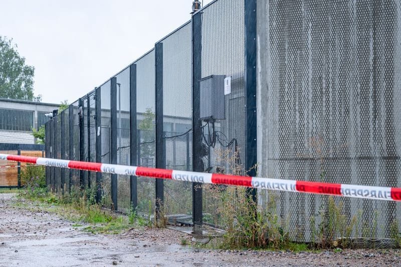 Ein Absperrband der Polizei ist vor einem Tor des Bezirkskrankenhauses Straubing angebracht.