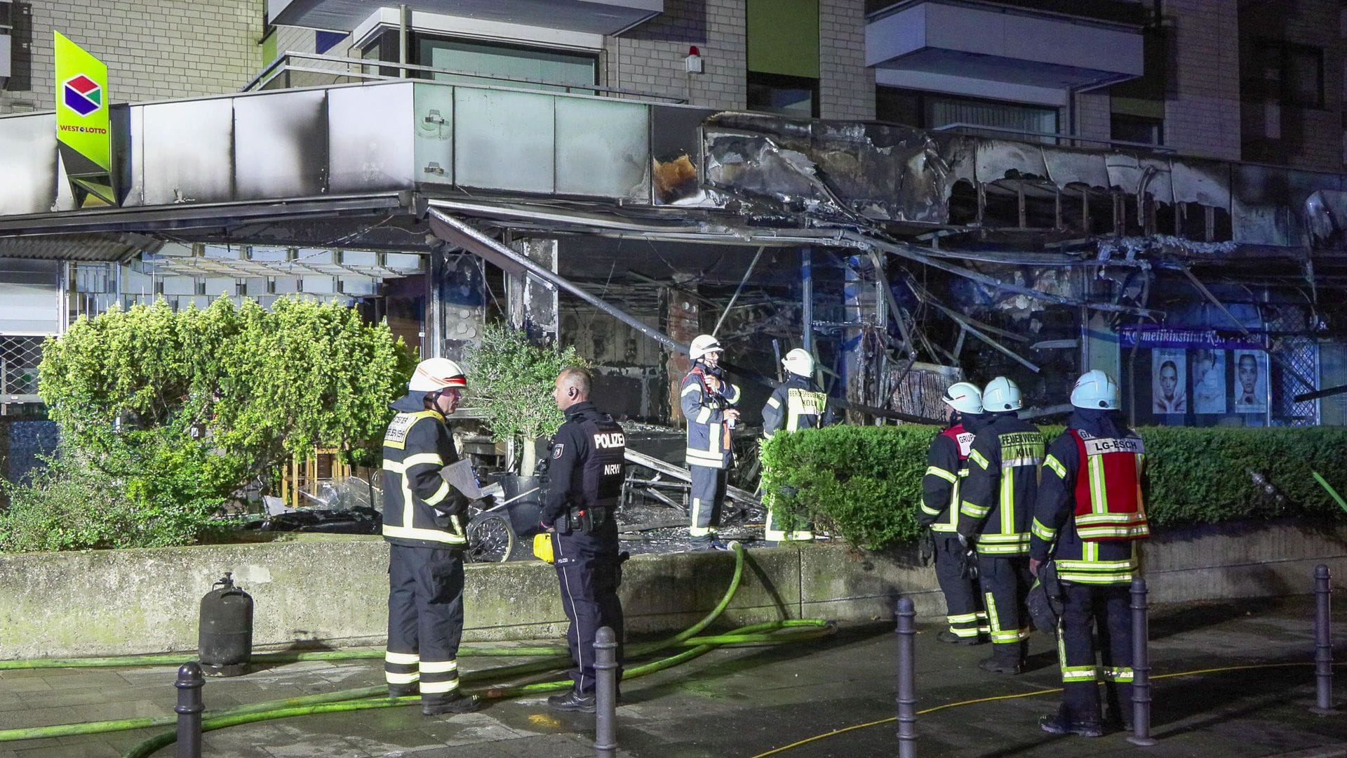 Ort der Explosion in Pesch: Zwei Menschen erlitten eine Rauchgasvergiftung.